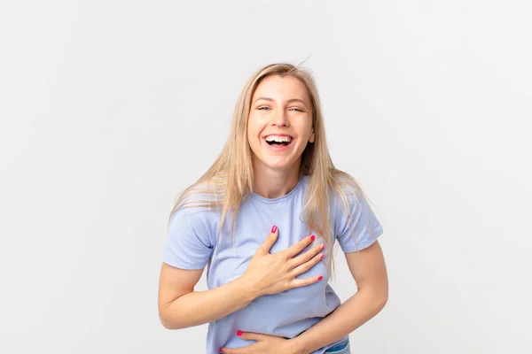 Junge Blonde Frau Lacht Laut Über Irgendeinen Urkomischen Witz — Stockfoto