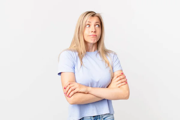 Giovane Donna Bionda Che Stringe Spalle Sente Confusa Incerta — Foto Stock