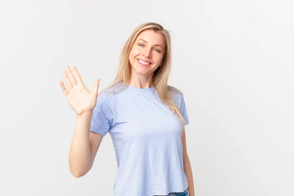 Joven Rubia Sonriendo Felizmente Saludando Con Mano Acogiéndote Saludándote — Foto de Stock