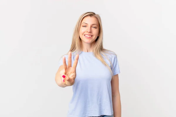 Jong Blond Vrouw Glimlachen Zoek Vriendelijk Tonen Nummer Drie — Stockfoto