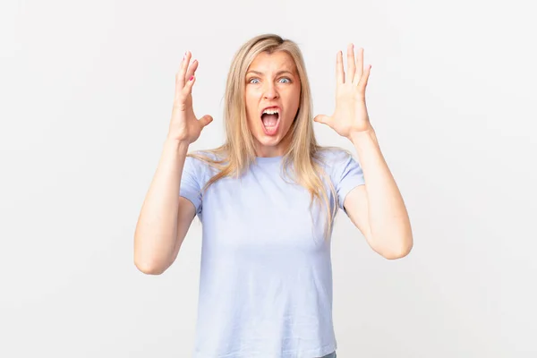 Young Blonde Woman Screaming Hands Air — Stock Photo, Image