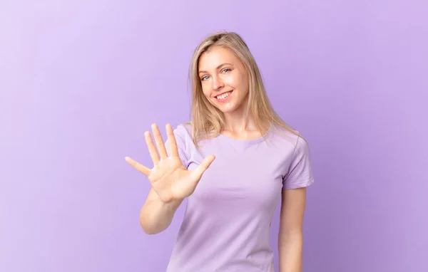 Giovane Donna Bionda Sorridente Amichevole Mostrando Numero Cinque — Foto Stock