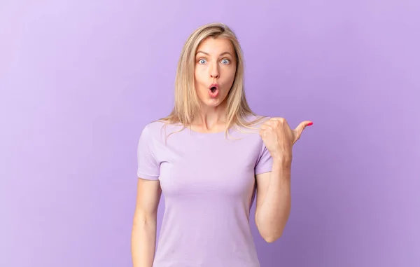 Young Blonde Woman Looking Astonished Disbelief — Stock Photo, Image