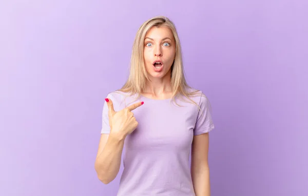 Young Blonde Woman Looking Shocked Surprised Mouth Wide Open Pointing — Stock Photo, Image