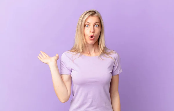 Young Blonde Woman Looking Surprised Shocked Jaw Dropped Holding Object — Stock Photo, Image
