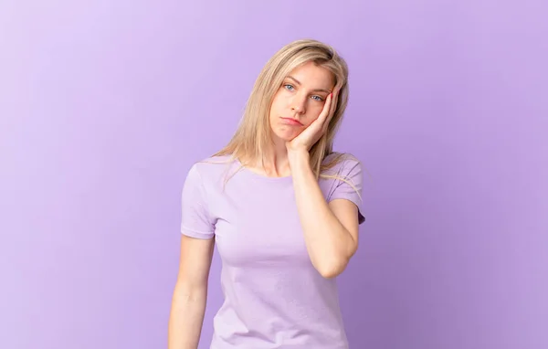 Giovane Donna Bionda Che Sente Annoiata Frustrata Assonnata Dopo Una — Foto Stock