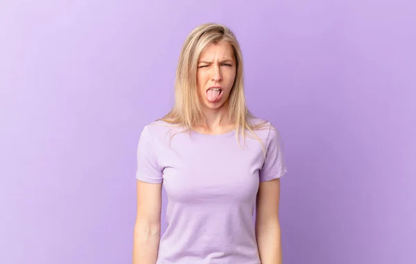 Genç Sarışın Kadın Iğreniyor Sinirleniyor Dilini Çıkarıyor — Stok fotoğraf