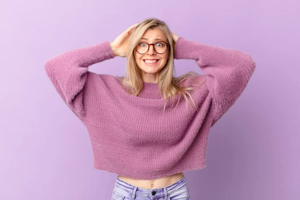 Giovane Donna Bionda Che Sente Stressata Ansiosa Spaventata Con Mani — Foto Stock