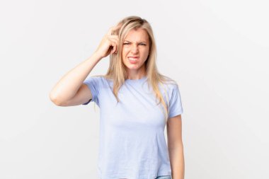 Genç sarışın kadın şaşkın ve şaşkın hissediyor, deli olduğunu gösteriyor.