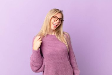 Genç sarışın kadın kibirli, başarılı, pozitif ve gururlu görünüyor.