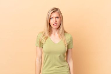 Genç sarışın kadın şaşkın ve şaşkın hissediyor