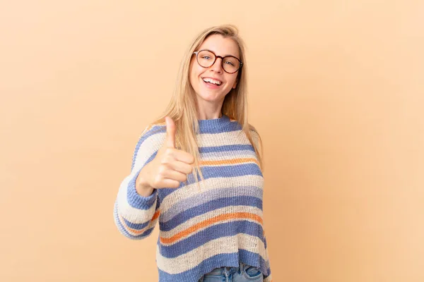 Giovane Donna Bionda Sentendosi Orgogliosa Sorridendo Positivamente Con Pollici — Foto Stock