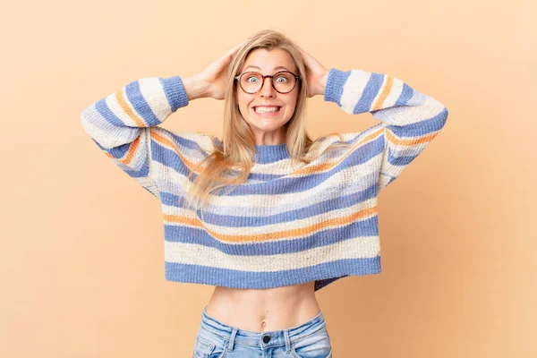 Jong Blond Vrouw Gevoel Gestrest Angstig Bang Met Handen Het — Stockfoto