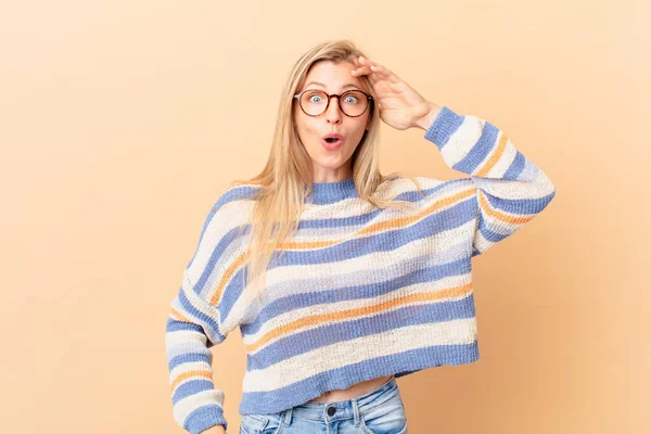 Jong Blond Vrouw Zoek Gelukkig Verbaasd Verrast — Stockfoto