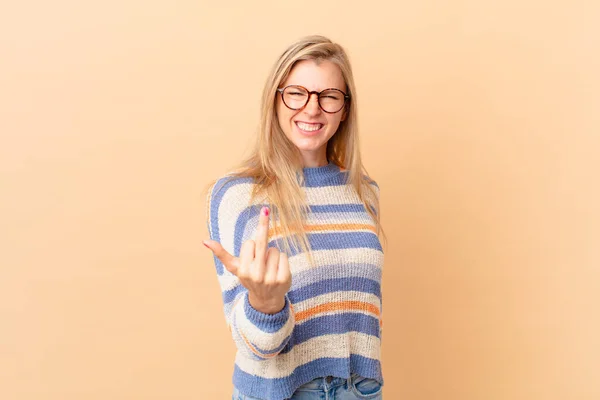 Jong Blond Vrouw Gevoel Boos Geïrriteerd Opstandig Agressief — Stockfoto