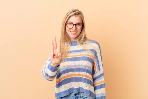 Jovem Loira Mulher Sorrindo Olhando Amigável Mostrando Número Três — Fotografia de Stock