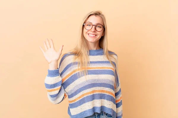 Ung Blond Kvinna Ler Glatt Viftar Med Handen Välkomnar Och — Stockfoto