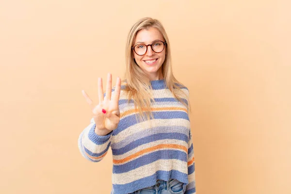 Jeune Femme Blonde Souriant Regardant Amical Montrant Numéro Quatre — Photo