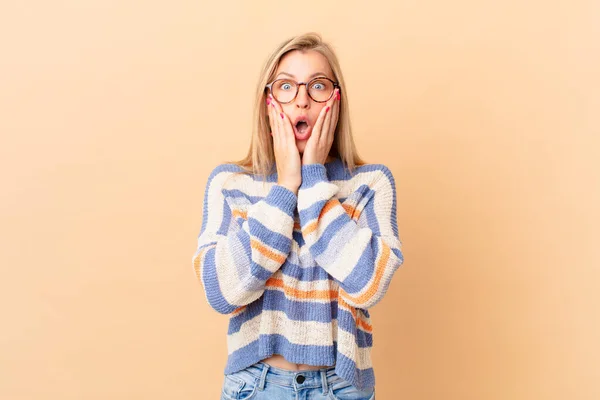 Jong Blond Vrouw Gevoel Geschokt Bang — Stockfoto