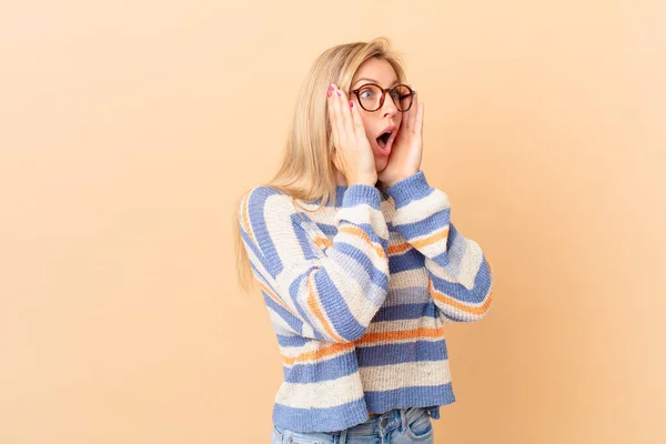 Junge Blonde Frau Fühlt Sich Glücklich Aufgeregt Und Überrascht — Stockfoto