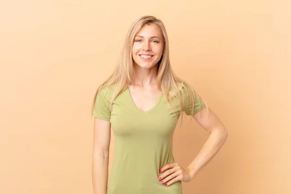 Jong Blond Vrouw Glimlachen Gelukkig Met Een Hand Hip Zelfverzekerd — Stockfoto