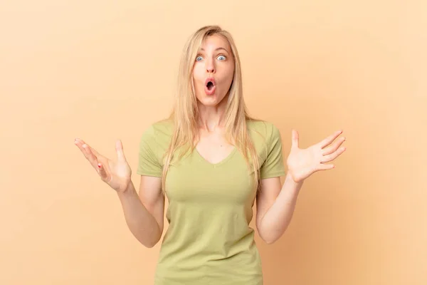 Young Blonde Woman Amazed Shocked Astonished Unbelievable Surprise — Stock Photo, Image