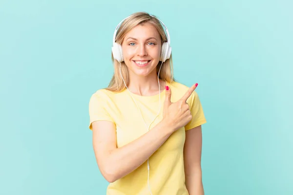 Young Blonde Woman Smiling Cheerfully Feeling Happy Pointing Side Listening — Stockfoto