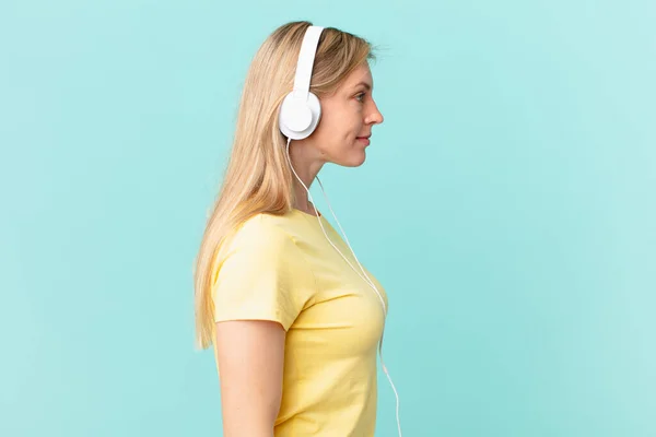 Young Blonde Woman Profile View Thinking Imagining Daydreaming Listening Music — Foto Stock