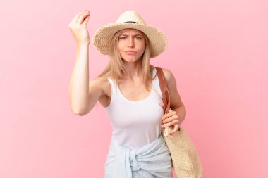 Genç sarışın kadın kapiş ya da para hareketi yapıyor, sana ödemeni söylüyor. yaz konsepti