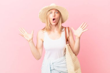 Genç sarışın kadın şok olmuş ve şaşırmış hissediyor. yaz konsepti