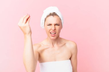 Genç sarışın kadın kapiş ya da para hareketi yapıyor, sana ödemeni söylüyor ve duştan sonra