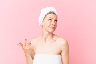 Genç sarışın kadın kibirli, başarılı, pozitif ve gururlu görünüyor.