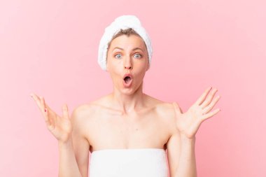 Genç sarışın kadın, inanılmaz bir sürprizle şaşkın, şaşkın ve şaşkın ve duştan sonra