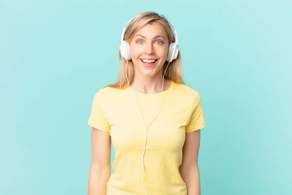 Jong Blond Vrouw Zoek Gelukkig Aangenaam Verrast Luisteren Muziek — Stockfoto