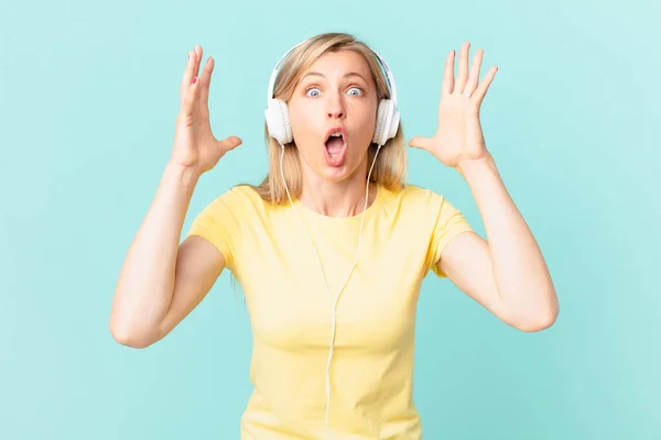 Young Blonde Woman Screaming Hands Air Listening Music — Stockfoto