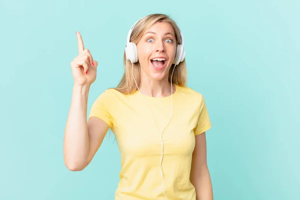 Young Blonde Woman Feeling Happy Excited Genius Realizing Idea Listening — Foto de Stock