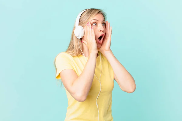 Young Blonde Woman Feeling Happy Excited Surprised Listening Music — Φωτογραφία Αρχείου