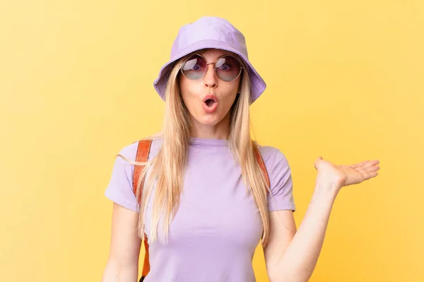 Young Blonde Woman Looking Surprised Shocked Jaw Dropped Holding Object — Stock Photo, Image