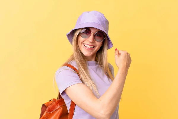 Jovem Loira Sentindo Feliz Enfrentando Desafio Celebrando Conceito Verão — Fotografia de Stock