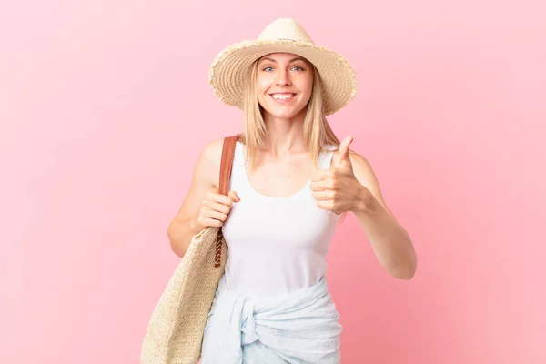 年轻的金发女人感到自豪 竖起大拇指 面带微笑 夏天的概念 — 图库照片