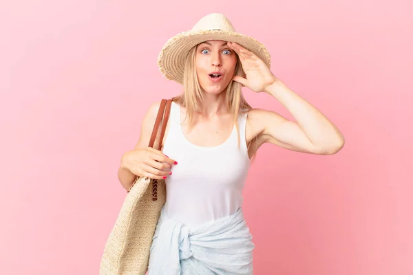 Giovane Donna Bionda Che Sembra Felice Stupita Sorpresa Concetto Estivo — Foto Stock