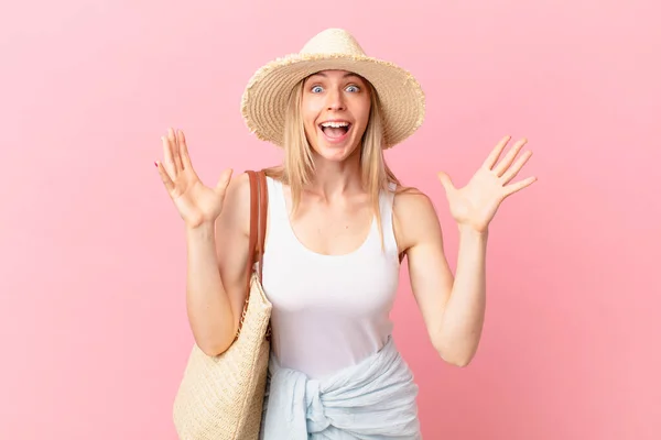 Giovane Donna Bionda Sentirsi Felice Stupito Qualcosa Incredibile Concetto Estivo — Foto Stock