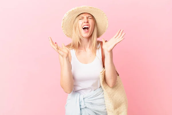 Giovane Donna Bionda Che Sembra Disperata Frustrata Stressata Concetto Estivo — Foto Stock