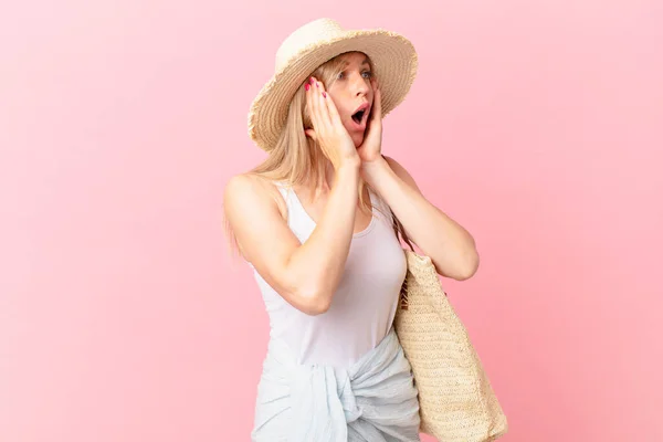 Jonge Blonde Vrouw Die Zich Gelukkig Opgewonden Verrast Voelt Zomerconcept — Stockfoto