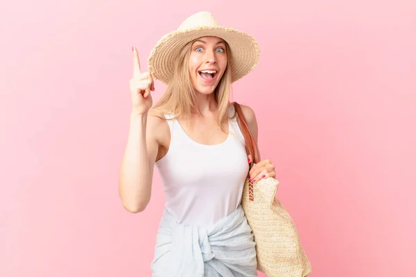 Giovane Donna Bionda Sente Come Genio Felice Eccitato Dopo Aver — Foto Stock