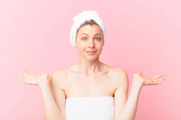 Young Blonde Woman Feeling Puzzled Confused Doubting Shower — Stock Photo, Image