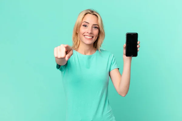 Junge Blonde Frau Zeigt Auf Kamera Und Hält Smartphone Der — Stockfoto