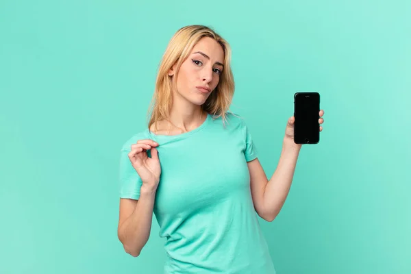 Mujer Rubia Joven Mirando Arrogante Exitoso Positivo Orgulloso Sosteniendo Teléfono — Foto de Stock