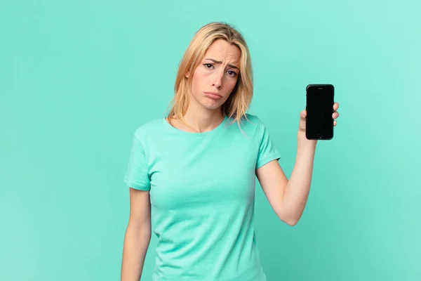 Młoda Blondynka Czuje Smutek Jęk Nieszczęśliwym Spojrzeniem Płacz Trzymając Smartfon — Zdjęcie stockowe