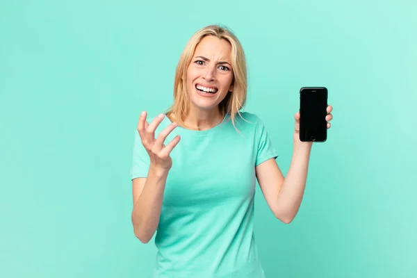 Mladá Blondýnka Vypadá Zoufale Frustrovaný Stresu Drží Chytrý Telefon — Stock fotografie